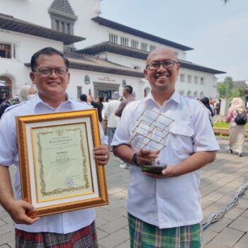 Pemkot Bandung Raih Penghargaan Sinas Terbaik Ketiga di Tengah Pemecahan Rekor Sarung Tenun ASN (22/11/2024)