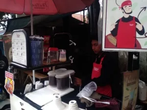 Musim Hujan Tak Surutkan Minat Konsumen pada Es Teh/Noviana