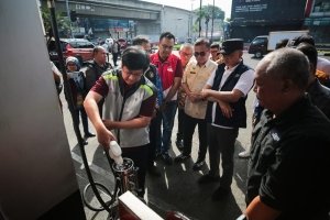 Guna menjamin hak konsumen terpenuhi, Dinas Perdagangan dan Perindustrian Kota Bandung melaksanakan uji tera Bahan Bakar Minyak (BBM) di SPBU Pertamina 34.401.10 yang berlokasi di Jalan Ahmad Yani, pada Jumat, 29 November 2024. (Dok. Humas Kota Bandung)