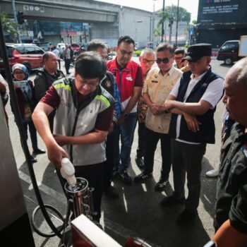 Guna menjamin hak konsumen terpenuhi, Dinas Perdagangan dan Perindustrian Kota Bandung melaksanakan uji tera Bahan Bakar Minyak (BBM) di SPBU Pertamina 34.401.10 yang berlokasi di Jalan Ahmad Yani, pada Jumat, 29 November 2024. (Dok. Humas Kota Bandung)