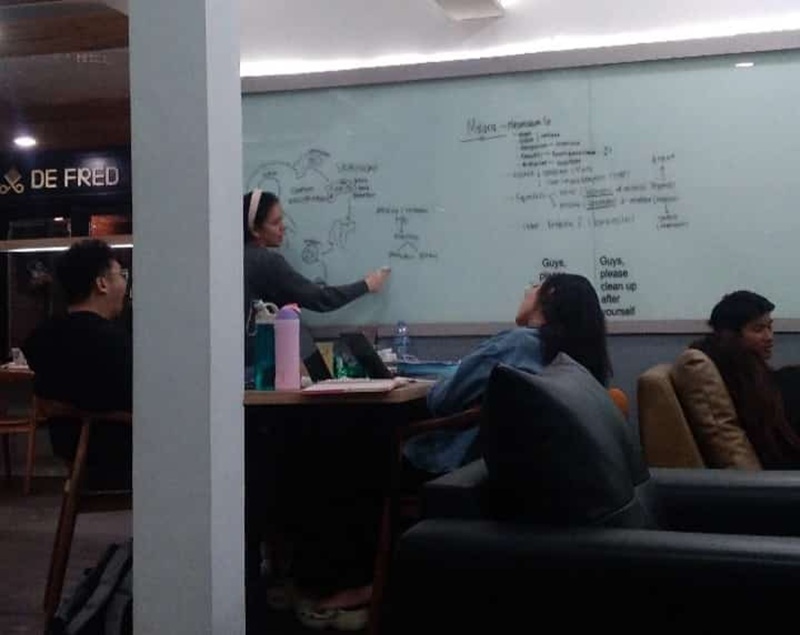 Suasana belajar di sebuah kafe di Kota Bandung (21/11/2024)/Noviana