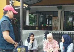 Tangkapan foto Anggota Unit 1 Sat Narkoba Polrestabes Bandung menggelar sosialisasi tentang bahaya peredaran dan penyalahgunaan narkoba di Jl. Wastukencana.