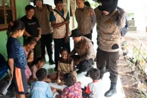 Tangkapan foto Polri dan Biro Psikologi Staf Sumber Daya Manusia (SSDM) untuk membantu pemulihan psikologis warga terdampak erupsi Gunung Lewotobi