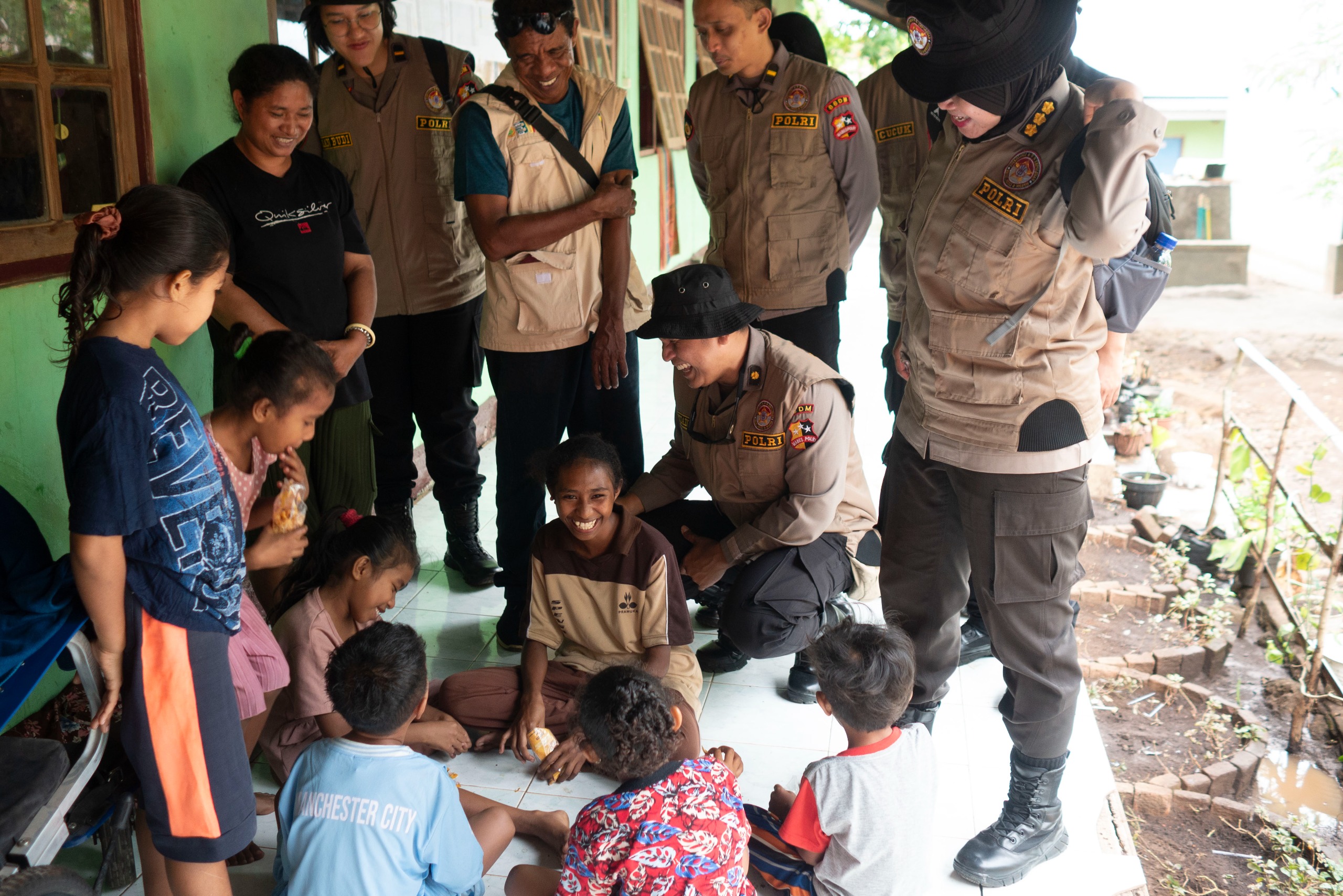 Tangkapan foto Polri dan Biro Psikologi Staf Sumber Daya Manusia (SSDM) untuk membantu pemulihan psikologis warga terdampak erupsi Gunung Lewotobi
