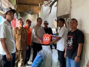 Tom Maskun saat menyalurkan bantuan terhadap warga Kecamatan Cikalong Kulon (20/11/2024)/Istimewa