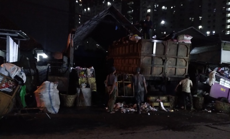 Aktivitas petugas sampah di TPS Cikutra (26112024)/Noviana