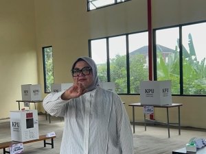 Ika Siti Rahmatika saat mencoblos (27/11/2024)/Istimewa