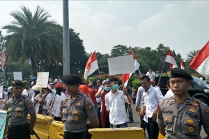Beragam Komunitas, Termasuk K-Popers, Gelar Aksi Tolak Kenaikan PPN di Depan Istana 1