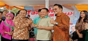 Pasangan Walikota dan Wakil Walikota Cimahi Terpilih Ngatiyana - Adhitia Yudhistira didampingi para istri saat berfoto bersama Jenderal TNI (Purn) Dudung Abdurachman, Sabtu 14/12/2024.