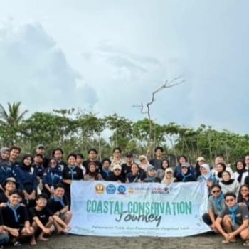 Mahasiswa Universitas Padjadjaran bersama mitra melepas tukik ke laut dalam program Coastal Conservation Journey di Pantai Batu Hiu, Pangandaran (23112024)/Foto Dokumentasi FPIK Unpad