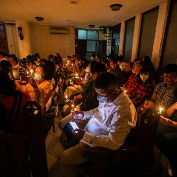 Penjabat Wali Kota Bandung, Koswara, memberikan arahan kesiapan Nataru pada Apel Mulai Bekerja di Balai Kota Bandung, 9 Desember 2024