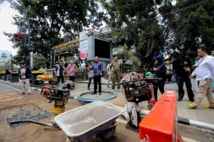 Koswara saat meninjau proyek galian kabel di Jalan Asia Afrika (13/12/2024)