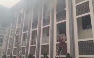 Gedung Rektorat UIN Jakarta Dilalap Api, 10 Armada Damkar Dikerahkan 9
