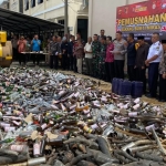 Tangkapan foto pemusnahan miras dan knalpot brong