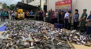 Tangkapan foto pemusnahan miras dan knalpot brong