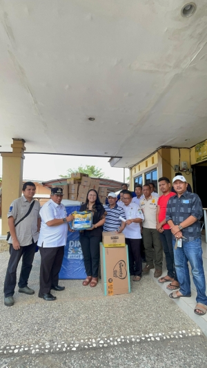 Christin Novalia Salurkan Bantuan untuk Warga Terdampak Banjir Rob di Muara Gembong 3