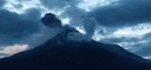 Gunung Lewotobi Kembali Erupsi, Abu Vulkanik Membubung 300 Meter 7