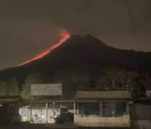 Gunung Merapi Semburkan Lava Pijar hingga 1,6 Kilometer ke Arah Kali Bebeng dan Kali Krasak 8