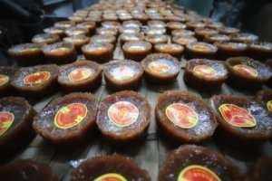 Kue Keranjang adalah salah satu makanan khas yang selalu hadir dalam perayaan Tahun Baru Imlek. Hidangan ini juga sering disebut sebagai dodol China.
