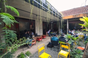 Kopi Romantis berlokasi di Jalan Sabang No. 21A, Cihapit.