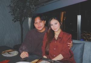 Rizky Febian sedang makan malam bersama Mahalini (sumber ig: rizkyfbian)