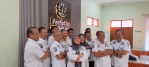 Administratur KPH Bandung Selatan,Lily Kurnia Asih berfoto bersama jajaran dan staf KPH Bandung Selatan.