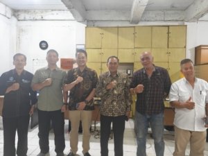 Walikota dan Wakil Walikota Cimahi Terpilih Ngatiyana - Adhitia Yudhistira bersama Dirut PT MAP Erfan Bramantyo saat mengunjungi pengelola Pasar Antri Baru Kota Cimahi.