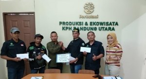 Perhutani Serahkan Sharing Kerja Sama Wisata Kepada LMDH di Bandung