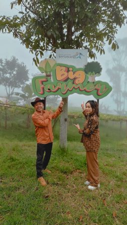 Kepala Desa Kertawangi Yanto Bin Surya atau Steve Ewon saat mendampingi Utusan Khusus Presiden Bidang Pariwisata Zita Anjani, Selasa 14/01/2025.