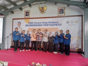 Binwil beesama Lurah Karang Mekar, Kecamatan Cimahi Tengah, Kota Cimahi berfoto bersama usai Musrembang 2026 dilaksanakan, Kamis 16/1/2025.