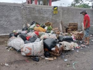 Tumpukan sampah penuhi bahu jalan Sriwijaya Kota Cimahi.