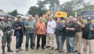 Walikota Cimahi terpilih Letkol. Purn. Ngatiyana saat berkunjung ke Pasar Antri didampingi Pengelola Pasar Antri Baru Erfan Bramantyo dan Anggota DPRD Kota Cimahi H. Barkah Setiawan, Kamis 9/01/2025.