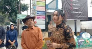 Kepala Desa Kertawangi, Yanto Bin Surya saat mendampingi Utusan Khusus Presiden Bidang Pariwisata Zita Anjani, Selasa 14/01/2025.