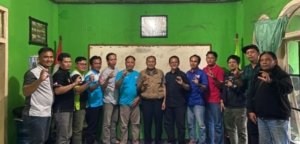 Perwakilan dari Serikat Buruh dan Pekerja Kota Cimahi foto bersama Walikota Cimahi Terpilih Letkol. (Purn) Ngatiyana, Jumat 17/01/2025.