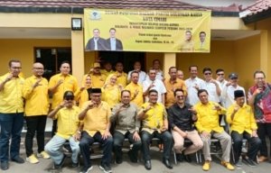 Walikota dan Wakil Walikota Cimahi terpilih Ngatiyana - Adhiti Yudhistira berfoto bersama keluarga besar DPD Partai Golkar Kota Cimahi usai melaksanakan konsolidasi dan safari partai politik, Sabtu 18/01/2025.