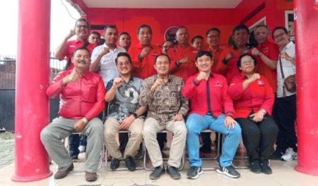 Para pengurus, DPC PDI Perjuangan foto bersama usai pertemuan dengan Walikota dan Wakil Walikota Cimahi terpilih Ngatiyana Adhitia Yudhistira, Rabu, 22/01/2025.