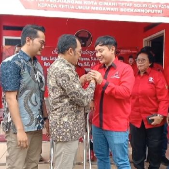 Pasangan Walikota dan Wakil Walikota Cimahi terpilih Ngatiyana Adhitia Yudhistira disambut hangat Ketua dan pengurus DPC PDI Perjuangan Kota Cimahi, Rabu 22/01/2025.