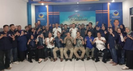 Para pengurus DPD Partai NasDem Kota Cimahi berfoto bersama pasangan Walikota dan Wakil Walikota Cimahi terpilih Ngatiyana - Adhitia Yudhistira, Rabu 22/01/2025.