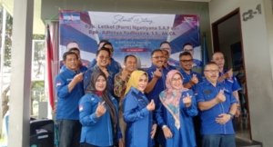 Walikota dan Wakil Walikota Cimahi terpilih Letkol. Purn. Ngatiyana - Adhitia Yudhistira foto bersama Ketua dan pengurus DPC partai Demokrat Kota Cimahi dan anggota Fraksi Partai Demokrat Kota Cimahi, Kamis, 23/01/2025.