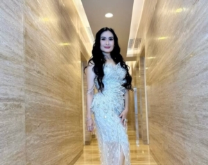 Iis Dahlia dalam malam puncak KDI 3 besar (sumber ig: @isdadahlia)