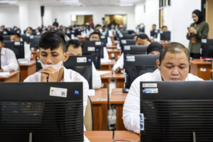Dugaan Manipulasi Kelulusan PPPK 2024, Guru Honorer di Sulawesi Tenggara Protes di Depan Kantor Bupati 9