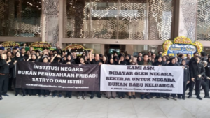 Menteri Pendidikan Tinggi, Sains, dan Teknologi (Mendikti Saintek), Satryo Soemantri Brodjonegoro, mendapat protes dari sejumlah ASN yang bekerja di bawah kementeriannya, yang menggelar demonstrasi di depan kantor Kemendikti Saintek, Jalan Pintu Senayan, Jakarta Selatan, pada Senin (20/1/2025).