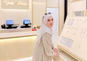 Shella Saukia saat berkunjung di SSSkin Skincare (sumber instagram @shellasaukiaofficial)
