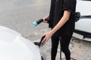 Tips Aman Mengisi Daya Baterai Mobil di Musim Hujan 2