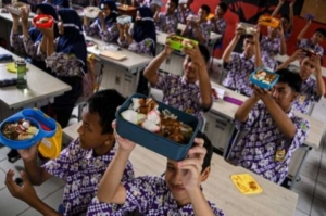 Menteri Kabinet Merah Putih Terjun Langsung Awasi Hari Perdana Program MBG 3