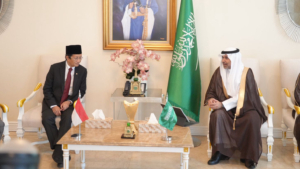 Menteri Agama Republik Indonesia, Nasaruddin Umar, mengadakan pertemuan dengan Menteri Kesehatan Arab Saudi, Fahad Abdulrahman Al-Jalajel. (Sumber: Kemenag.go.id)
