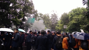 Massa aksi di depan Gedung DPRD Jabar Senin, 17 Februari 2025 (Noviana)