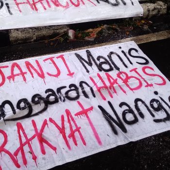 Spanduk yang dibawa oleh massa aksi yang menolak efisiensi anggaran di depan Gedung DPRD Jawa Barat (Noviana)