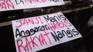 Spanduk yang dibawa oleh massa aksi yang menolak efisiensi anggaran di depan Gedung DPRD Jawa Barat (Noviana)