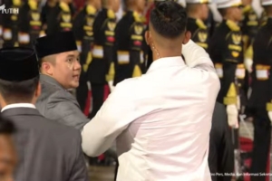 Momen Seskab Teddy Ingatkan Paspampres Saat Prabowo Sambut Erdogan di Halim 11